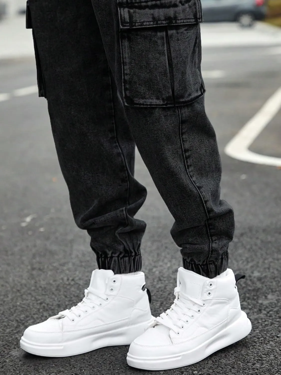 OYOANGLE Men's Drawstring Waist Flap Pocket Jogger Cargo Pants Carrot Denim Jeans with Pocket